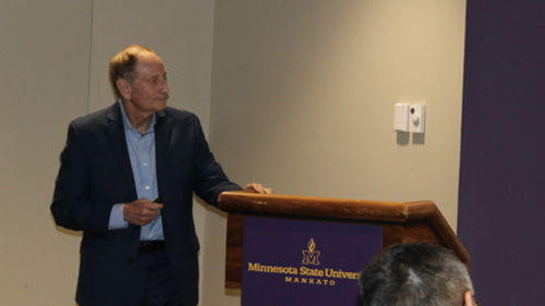 Bob Kaitz giving a lecture at the 2025 Annual Conference on Financial Success event